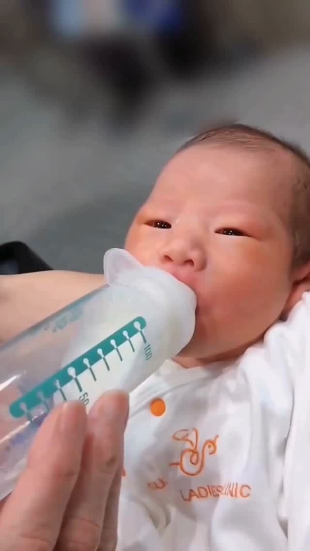 ちいさなお口で、今日も一生懸命にミルクをのんでいます🍼
頑張ってミルクを飲む姿を
そばで見守れることが、私たちの喜びです😊
すくすく育ちますように🍀
スタッフ一同、今後益々のご成長楽しみにしております✨
 #すずきレディースクリニック #郡山産婦人科 産婦人科 #郡山市 #新生児 #ミルクタイム