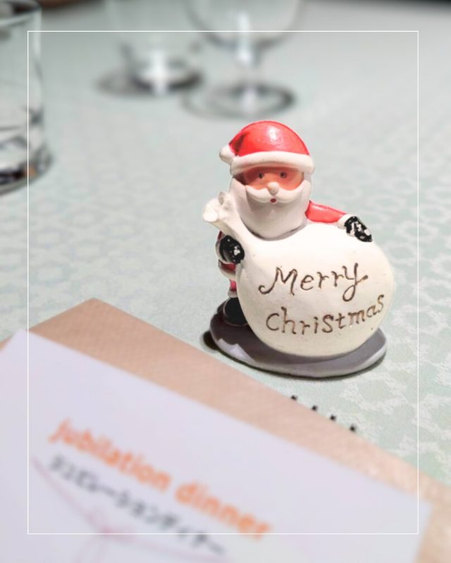 ✨ Merry Christmas！お母さんたちの笑顔とともに ✨

ジュビレーションディナーの後の和やかな様子です🍀
お食事を囲んでこぼれる、皆さまの穏やかな笑顔。 「美味しいね」と喜んでくださるその一言が、 私たちスタッフにとっても最高のクリスマスプレゼントです。

頑張った自分へのご褒美に。 そして、新しい家族との一歩を祝して。

心もお腹も満たされる、 特別なひとときを過ごしていただけていますように。

当院はこれからも、 お母さんと赤ちゃん、そしてご家族の心に寄り添う 温かい場所であり続けたいと願っています。

#すずきレディースクリニック #郡山産婦人科 #郡山市#クリスマスランチ #産科ごはん #お祝い膳 #産後の楽しみ #ママの笑顔 #病院の日常 #クリスマス2025